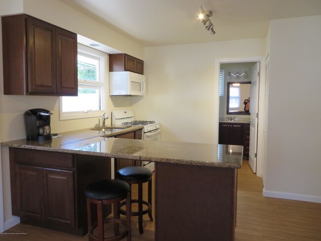 Building Photo - 604 Harris Ave