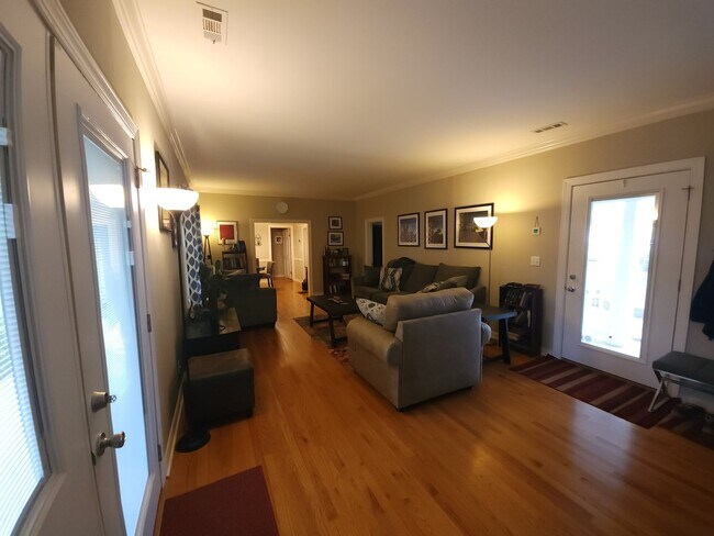 Foto del edificio - 2 bedroom 2 bath HISTORIC HOME near downto...