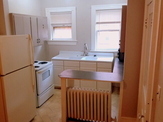 Full Kitchen - 540 Highland Ave SW