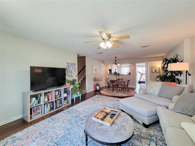 Building Photo - 382 N Post Oak Ln