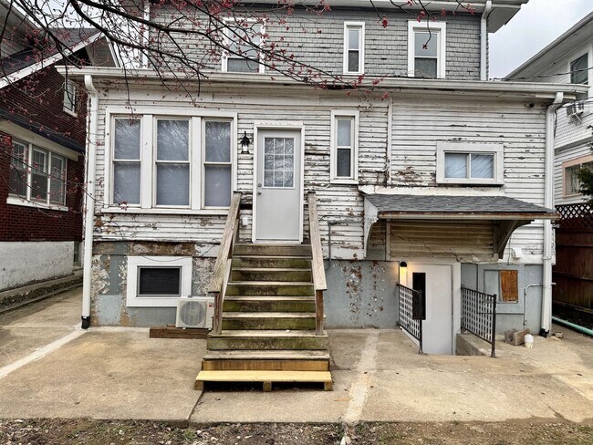 Building Photo - Studio Apartment, Fresh Renovation