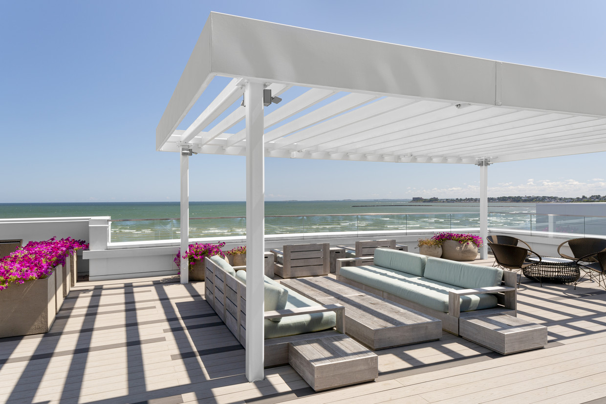 Oceanfront Rooftop Lounge - Ocean 650