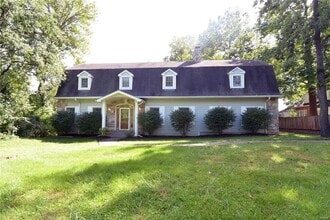 Building Photo - 8940 Ladue Rd