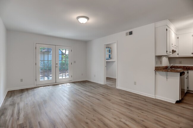 Foto del edificio - 1618 Poinsettia Rd