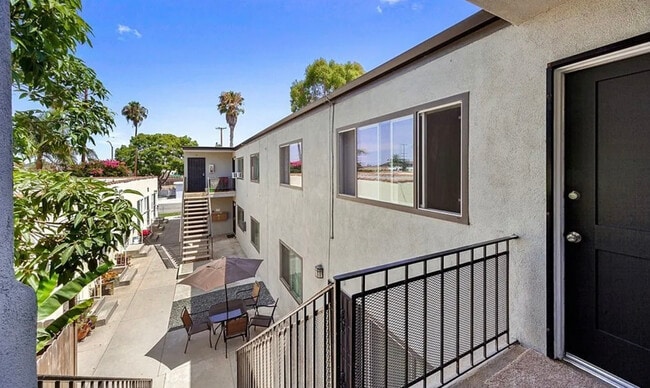 Building Photo - Grand Avenue Apartments