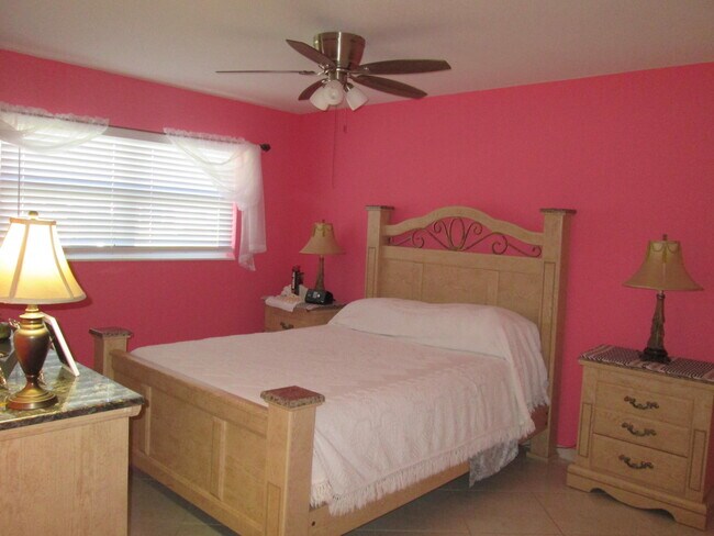 Building Photo - 2731 Barkley Dr W