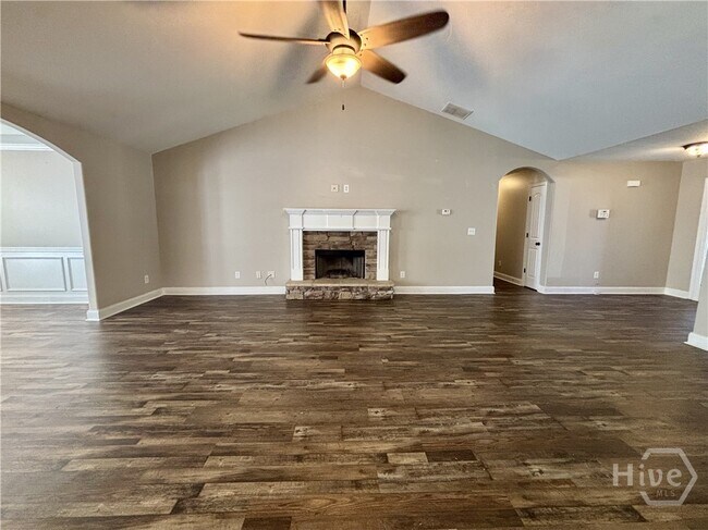 Foto del edificio - 140 Rolling Oaks Ln