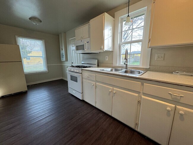Building Photo - Cute 2 bedroom 1 Bath House!   Close to Mo...