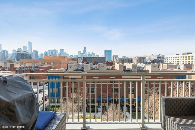 Foto del edificio - 511 W Division St