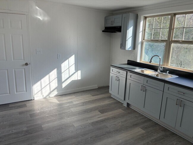 Foto del edificio - Newly remodeled home is located in Lancaster, SC 29720.