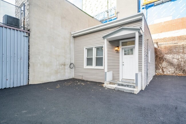 Building Photo - 78 Hutton St