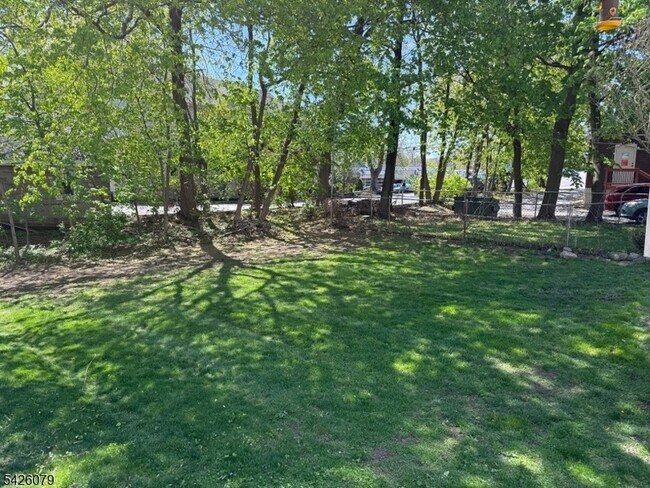 Foto del edificio - 20 Maple Ave