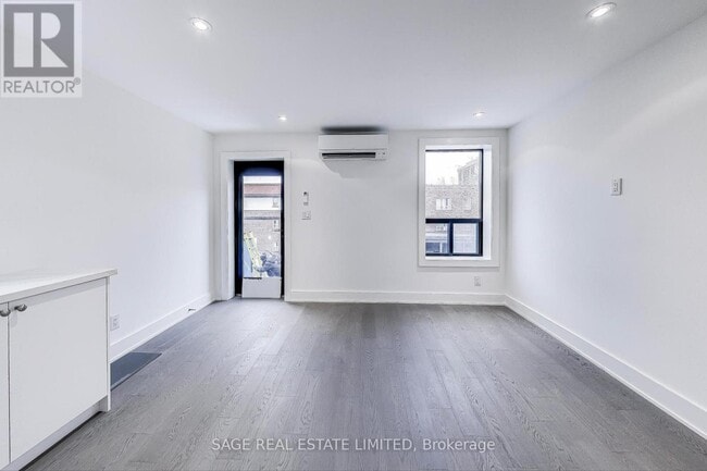 Photo du bâtiment - 2549 Yonge St