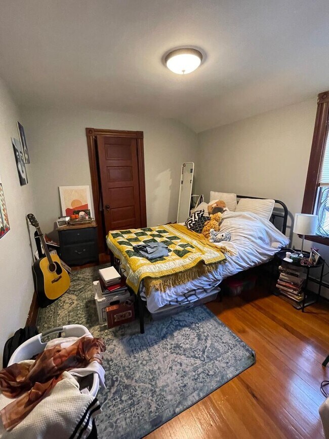 Building Photo - Charming 3 Bedroom-No Broker Fee