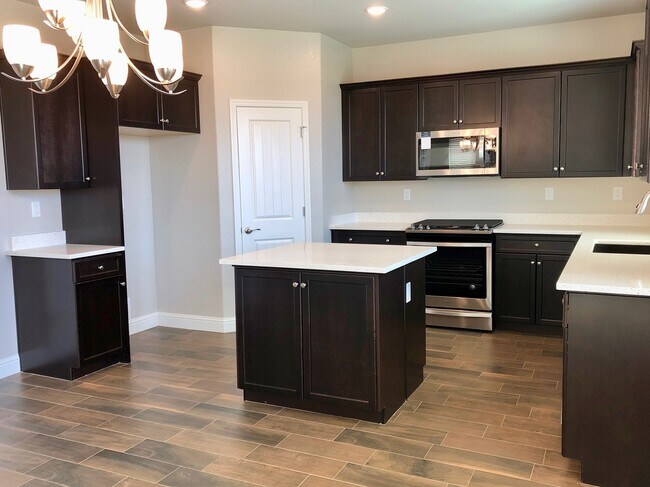 Building Photo - $2,295 Fowler & Shields, 4 bed - N. Sophie...