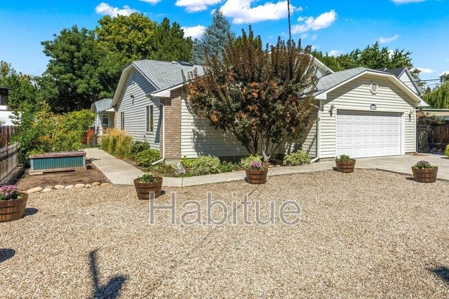 Building Photo - 2160 Dora Ln