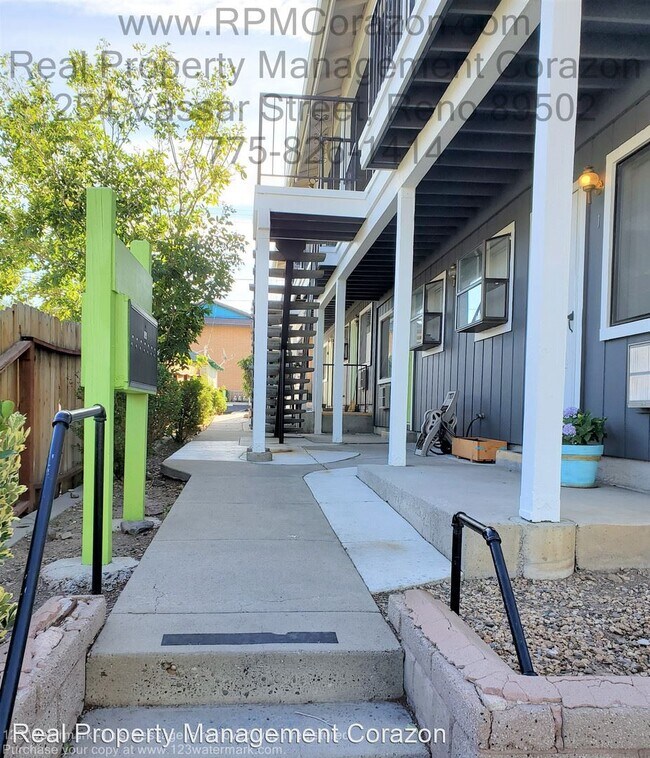 Building Photo - 822 Holcomb Ave