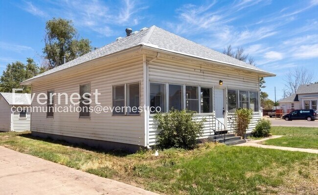 Building Photo - 2 Bed/1.5 Bath Home with Garage / Available Now!