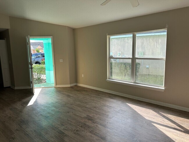 Building Photo - Large 4 Bed / 3 Bath Pool Home in Gated Co...