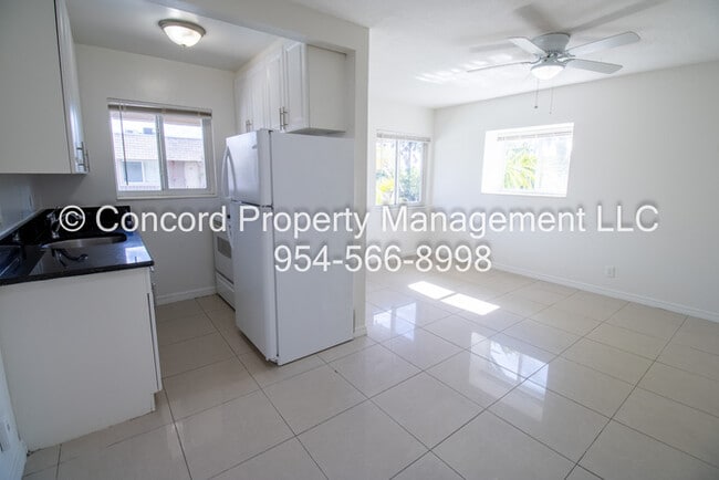Building Photo - 2nd Floor corner 1/1 in GREAT Location - Pool- Laundry on Site