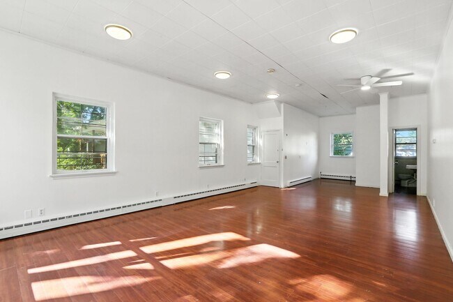 Foto del edificio - Prime Commercial Space on Minnehaha Avenue!