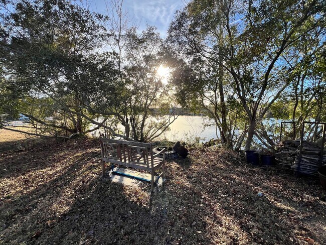 Foto del edificio - LAKE VIEWS FROM YOUR BACKYARD!