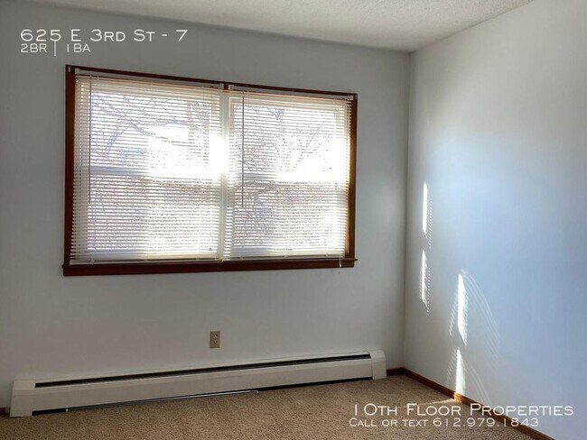 Building Photo - 625 E 3rd St- 2 beds, 1 full bath