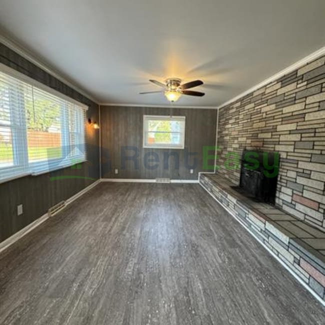 Building Photo - 300 Oakwood Ave