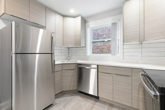 Foto del edificio - 7630 N Eastlake Terrace