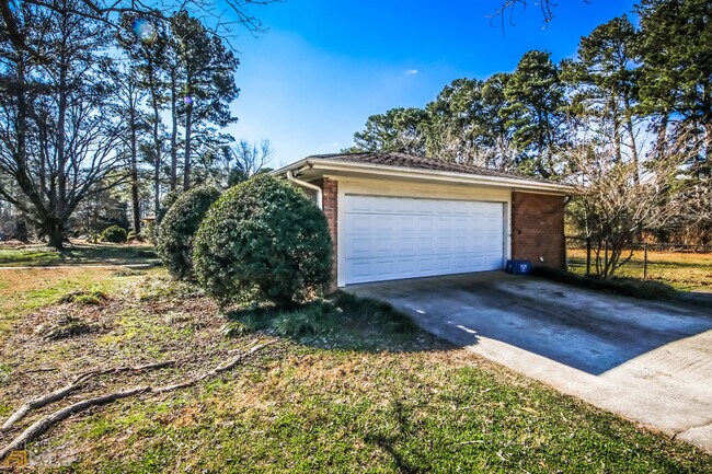 Building Photo - 18 Wills Dr