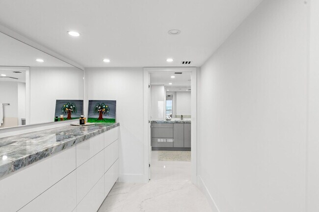 Building Photo - 4301 N Ocean Blvd