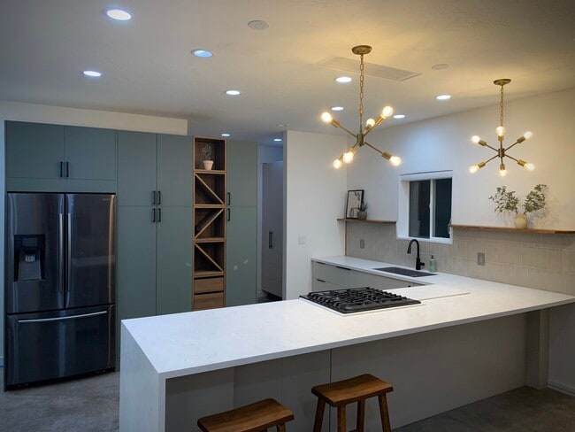 Cocina moderna y espaciosa - 438 N Stone Mountain Dr