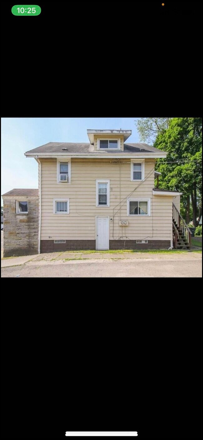 Building Photo - 826 N Main St