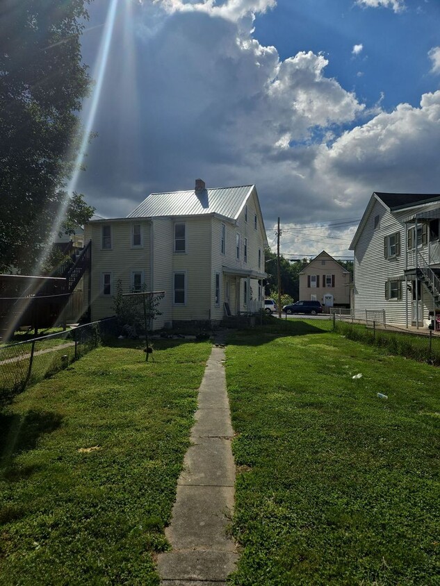 Building Photo - Spacious 3-Bedroom / 1.5-Bath Duplex