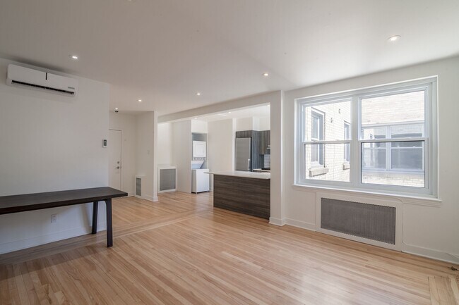 Building Photo - 2105 Rue Chomedey