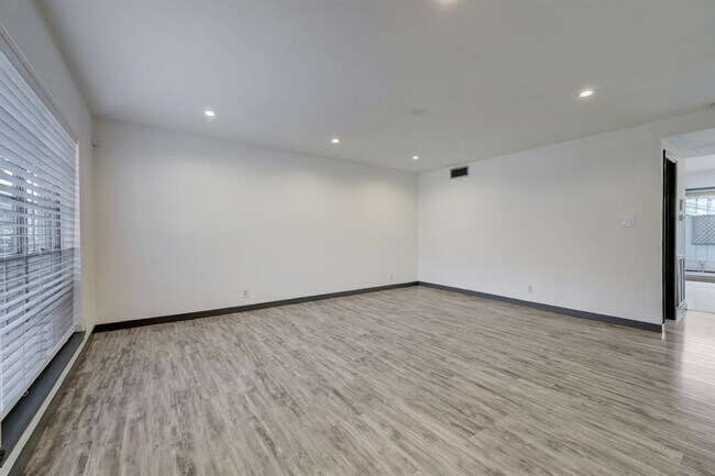 Foto del edificio - 6326 Chevy Chase Dr