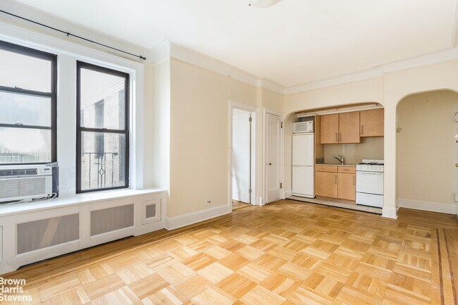 Building Photo - 418 Central Park West