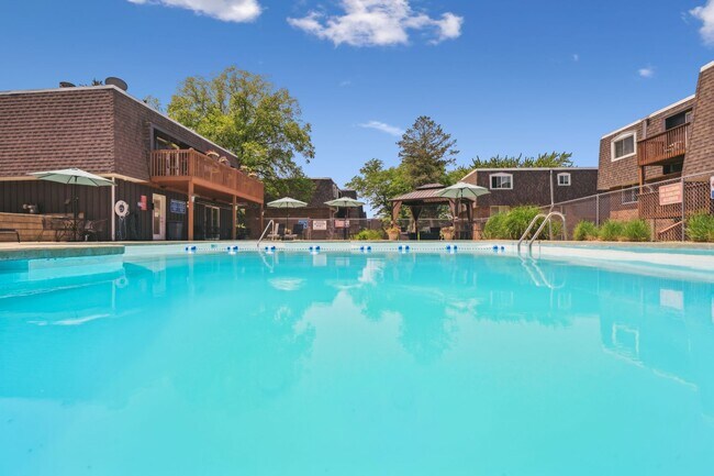 Piscina - Lantern Square Apartments Spacious 1, 2 & ...