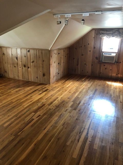 Building Photo - 3BR/1BA Near Gage Park