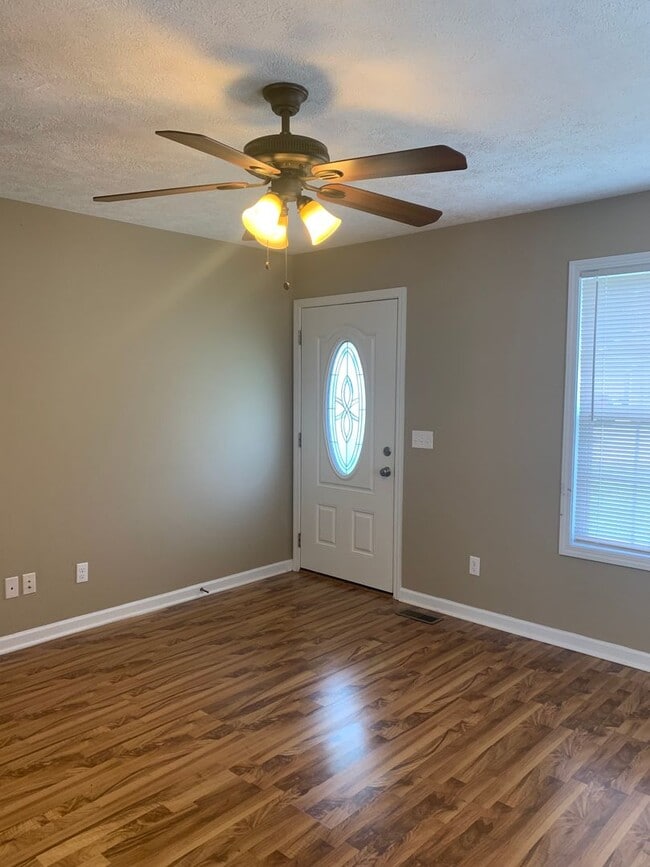 Building Photo - 3 Bedroom in GREAT LOCATION in the Center ...