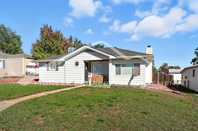 Building Photo - Charming Home with Central AC and Washer/D...