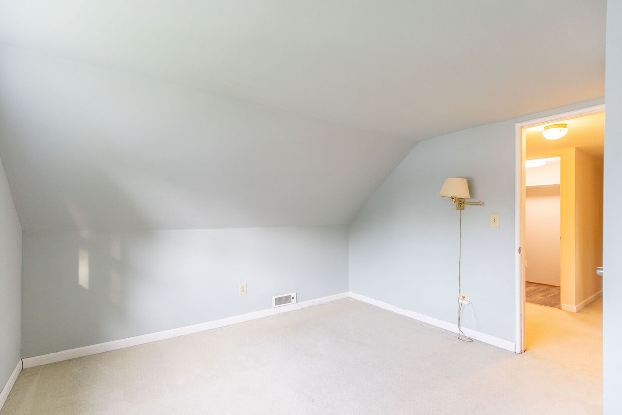 Primary Photo - Cute, 4 Bedroom, 2 Bathroom Single family ...