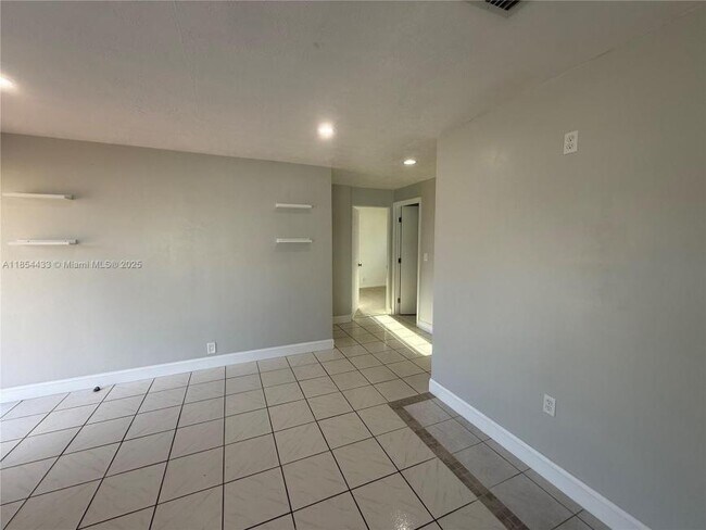 Building Photo - 2 bedroom in Hollywood FL 33023