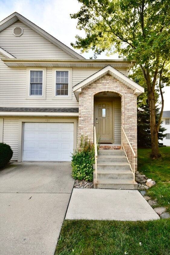 Primary Photo - 421 Park Creek Ct
