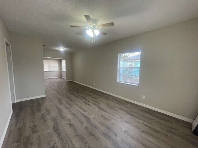 Foto del edificio - 4-Bedroom and 2-Bathroom