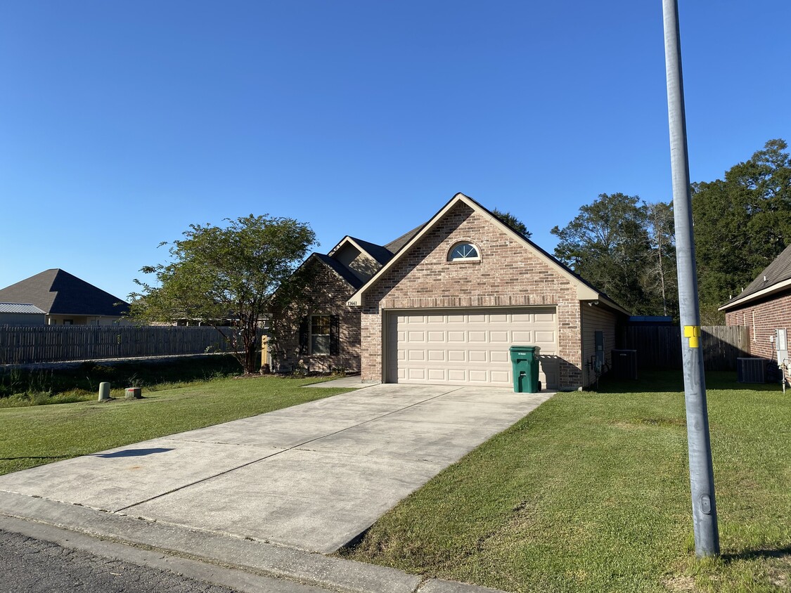 Building Photo - 13441 Autumn Run Dr