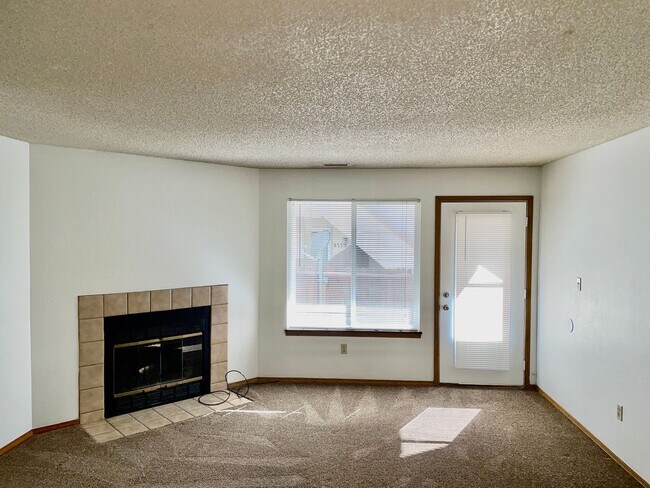 Foto del edificio - 1st Floor 2 Bedroom in a Gated Community!