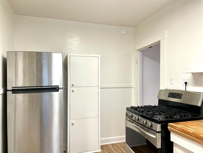 Building Photo - Great 3B/1BA Home in University City acros...