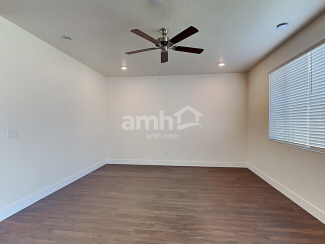 Foto del edificio - 1304 N Barkvine Ave