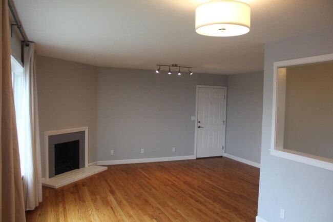 Building Photo - 7 Montebello Dr